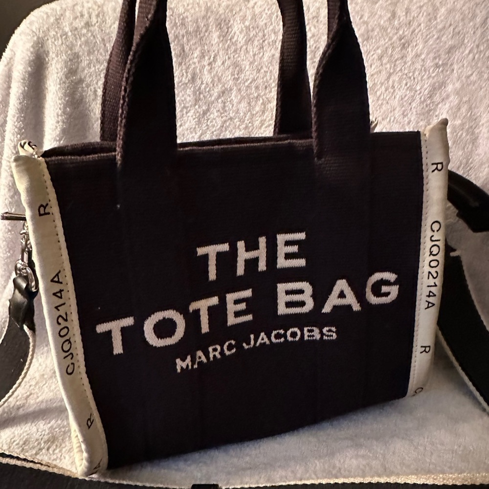 MARC JABOBS THE TOTE BAG- Medium